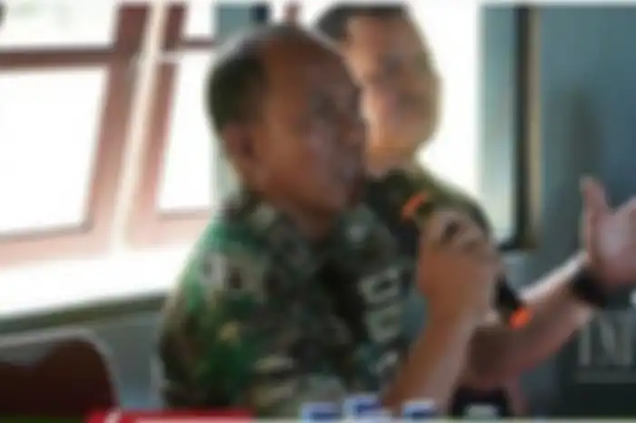 Brigjen TNI Juniras Lumbantoruan Saat Bujuk Warga Kabupaten Maybrat Korban KKB Papua untuk Kembali ke Rumah.