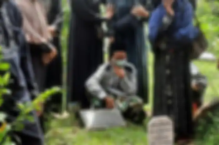 Komedian Adul berusaha tegar mengikuti prosesi pemakaman sang ibu, Umroni di TPU Kramat Pela, Kebayoran Baru, Jakarta Selatan, Sabtu (25/3/2023). 
