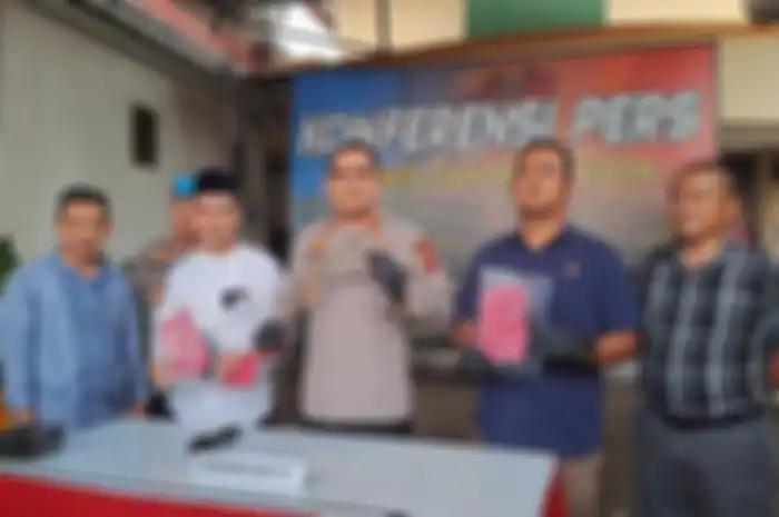  Seorang pelajar SMP di Sukabumi berinisial ARSS (15) dibacok pakai celurit hingga tewas.