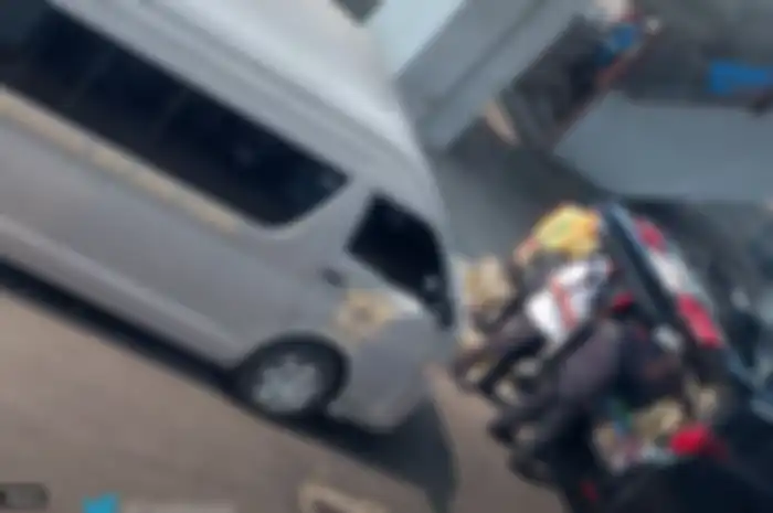 Viral di media sosial, mobil pribadi merek Alphard berwarna hitam itu diikuti oleh sebuah mobil berwarna silver dengan tulisan Bea Cukai di Bandara Soekarno-Hatta.