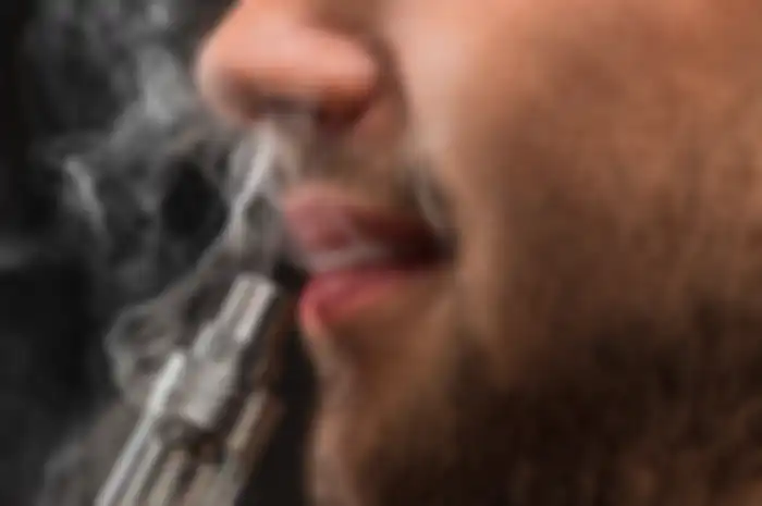 Hukum mengisap vape saat puasa.
