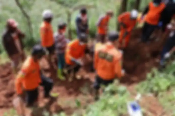 Proses evakuasi 10 jasad korban pembunuhan yang dilakukan oleh Mbah Slamet, dukun pengganda uang di Desa Balun, Kecamatan Wanayasa, Kabupaten Banjarnegara, Jawa Tengah, Senin (3/4/2023)