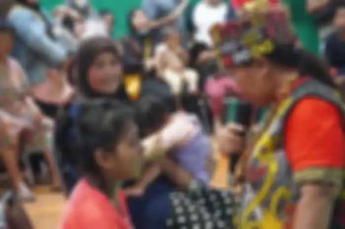 Ida Dayak saat melakukan pengobatan