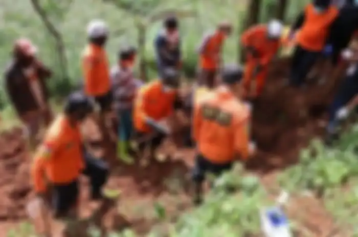 Petugas dibantu masyarakat membongkar kuburan korban pembunuhan dukun pengganda uang, Mbah Slamet.