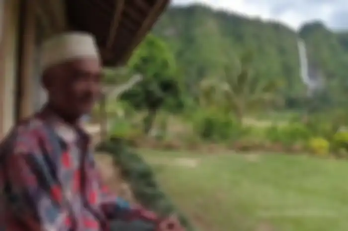 Jajang, warga Kecamatan Pasirkuda, Cianjur Selatan yang miliki rumah pemandangan air terjun Citambur.