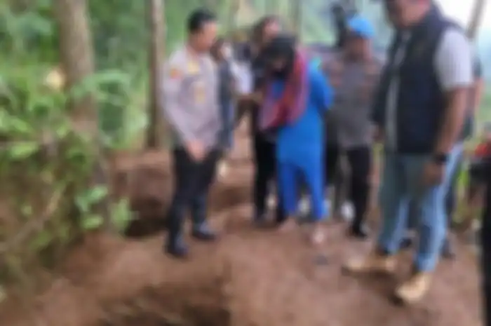 Dukun pengganda uang Mbah Slamet sedang diminta polisi untuk tunjukkan titik jenazah korbannya dimakamkan di lahan kebun miliknya.