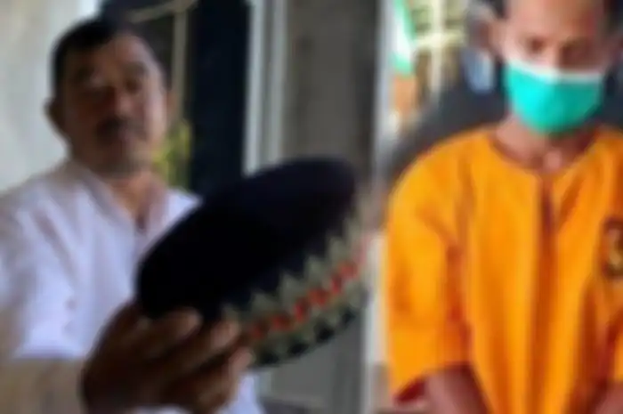 Tetangga menunjukkan peci hasil pasutri perajin tapis di Pesawaran Lampung yang tewas dibunuh Mbah Slamet dukun pengganda uang Banjarnegara, Jawa Tengah.
