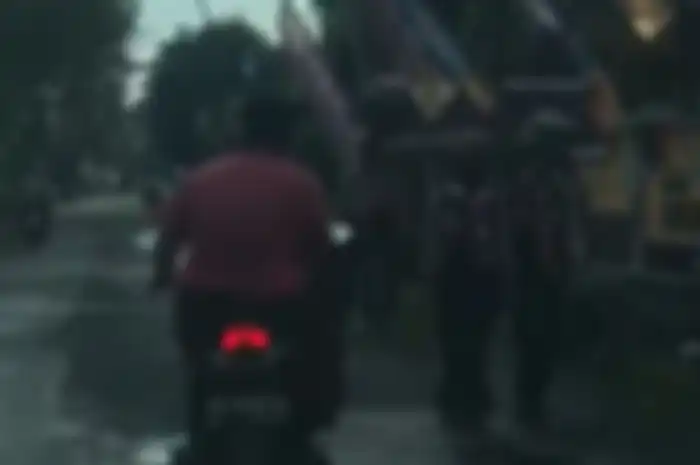 Pria yang mengendarai motor terekam melecehkan anak-anak sekolah yang sedang berjalan