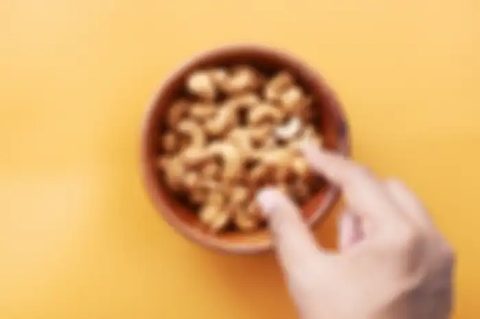 Kacang mete sering menjadi cemilan identik untuk menjamu para tamu di momen Lebaran, ini 9 manfaat kacang mete untuk kesehatan.