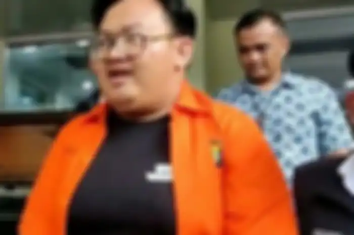 Yudo Andreawan tampak berjalan santai sembari melempar senyuman saat digelandang penyidik Ditreskrimum Polda Metro Jaya, Jumat (14/4/2023) siang