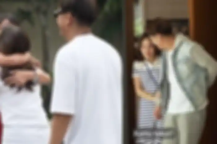 Boy William kenalkan Ayu Ting Ting ke keluarga.