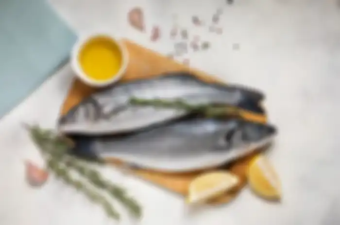 Pengidap asam urat perlu menghindari makanan tinggi purin, termasuk ikan.