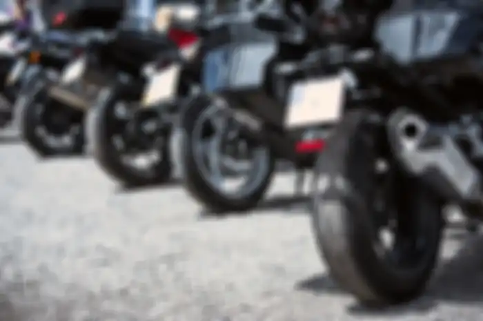 ilustrasi motor di parkir