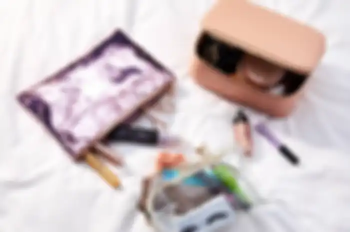 Ilustrasi produk makeup yang harus dibawa saat mudik