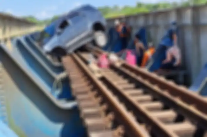 Viral Mobil masuk lintasan rel kereta api di Banyumas