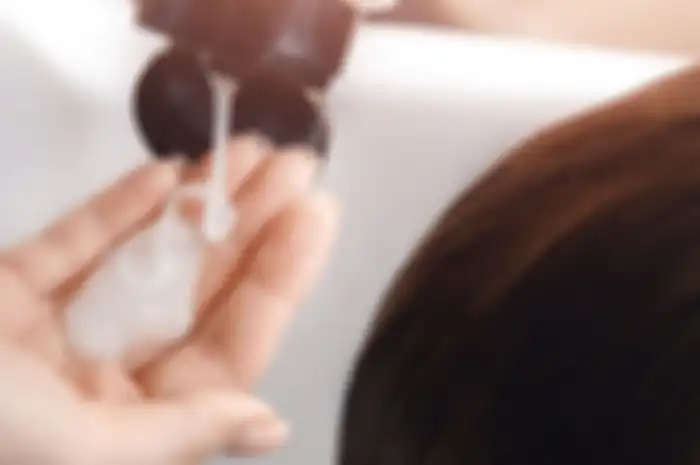 Ilustrasi memakai conditioner