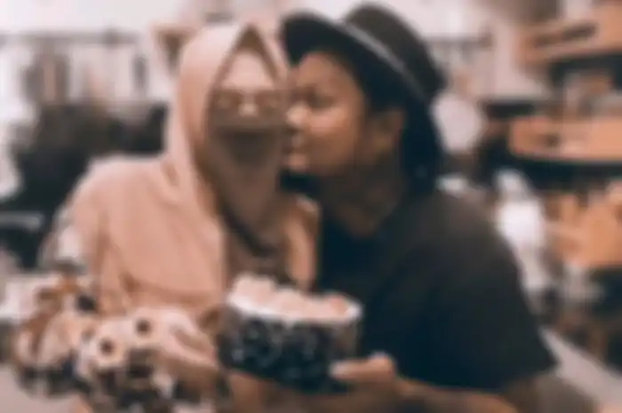 Penyanyi Virgoun dan istrinya, Inara Rusli