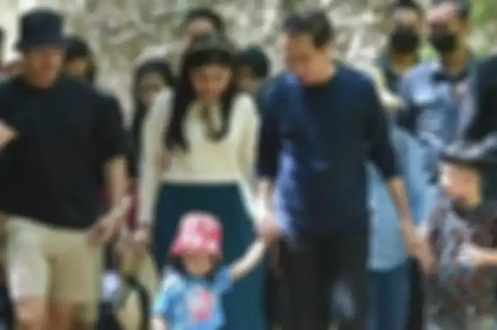 Foto Presiden Jokowi dan Keluarganya saat mengunjungi lokasi pelaksanaan KTT tersebut di Labuan Bajo, Kabupaten Manggarai Barat, Nusa Tenggara Timur.