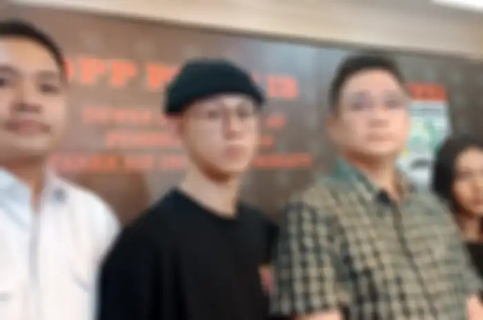 Tenri Ajeng bersama kakak dan kuasa hukumnya, Milano Lubis di Brawijaya, Jakarta Selatan, Selasa (2/5/2023).