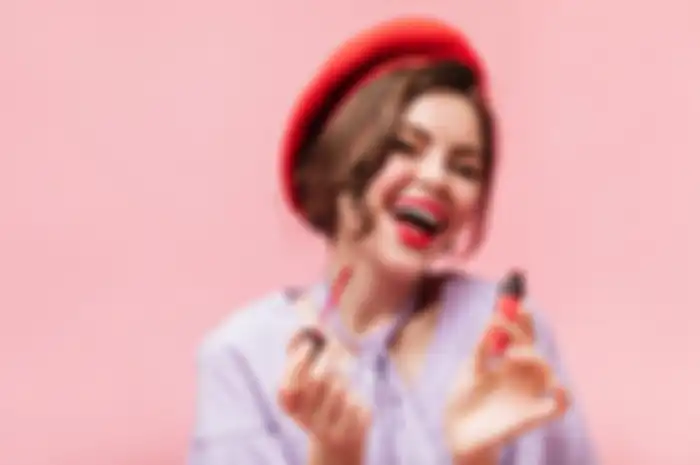 Alasan lipstik warna matte bikin bibir gampang kering