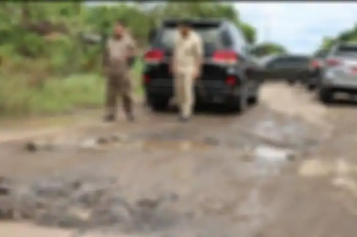 Gubernur Lampung Arinal Djunaidi meninjau jalan rusak parah di Rumbia Lampung Tengah pada Senin (1/3/2023) karena Jokowi akan berkunjung kesana.