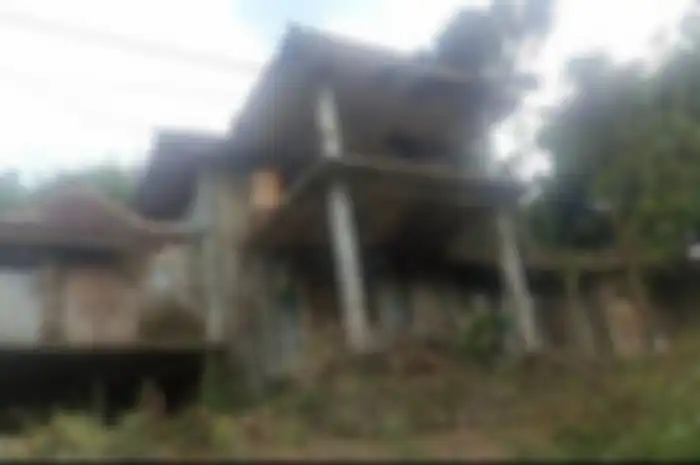 Rumah sekaligus tempat prakitk dr Wayan untuk mengobati pasiennya