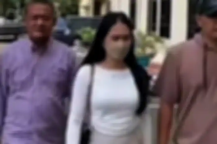 Alfi Damayanti saat memenuhi panggilan untuk diperiksa penyidik Polresta Metro Bekasi, pada Selasa (09/05/2023). Dia menjelaskan tentang bos mesum di Cikarang yang viral karena mengajak karyawati staycation. 
