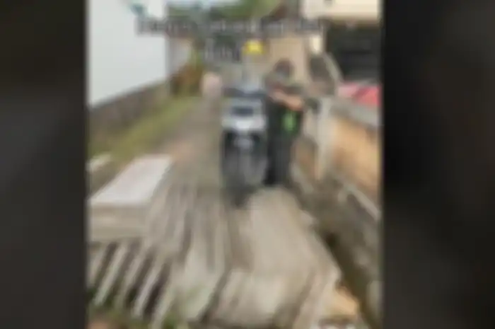 Rumah seorang nenek diduga ditutup akses jalannya oleh sang tetangga.