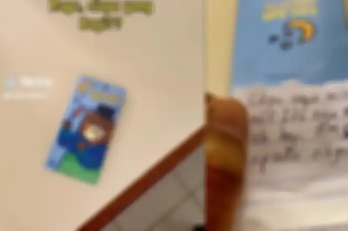 Seorang guru mendapat kejutan dari para murid.