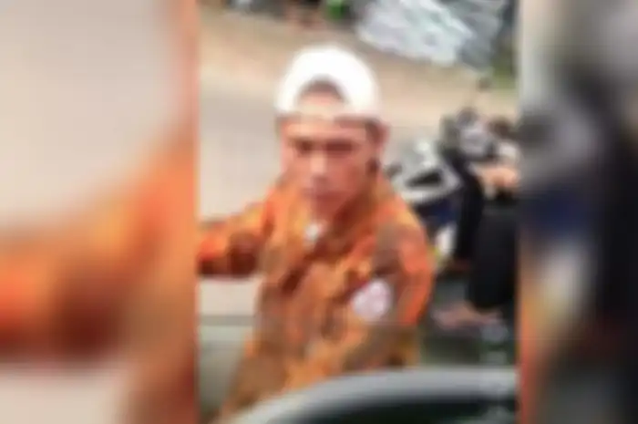 Pria berseragam ormas palak sopir di Bogor. Ngaku wilayahnya