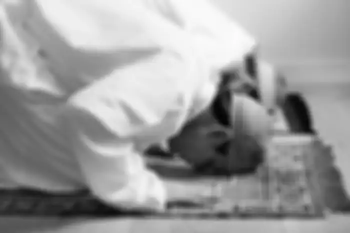 ilustrasi umat muslim salat