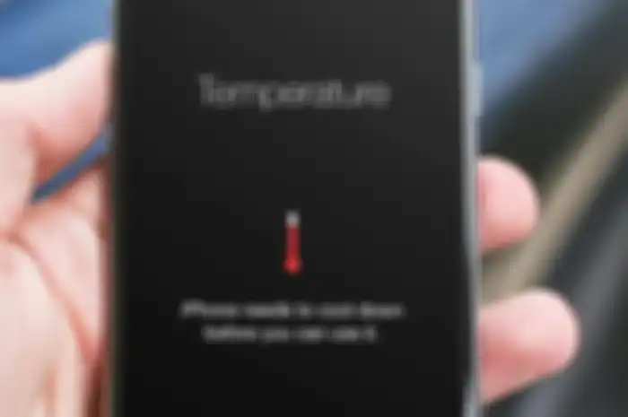 Ilustrasi smartphone panas saat digunakan main game.