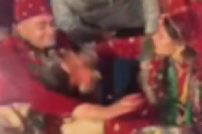 Pengantin di Nepal adu tinju saat ritual suap-suapan