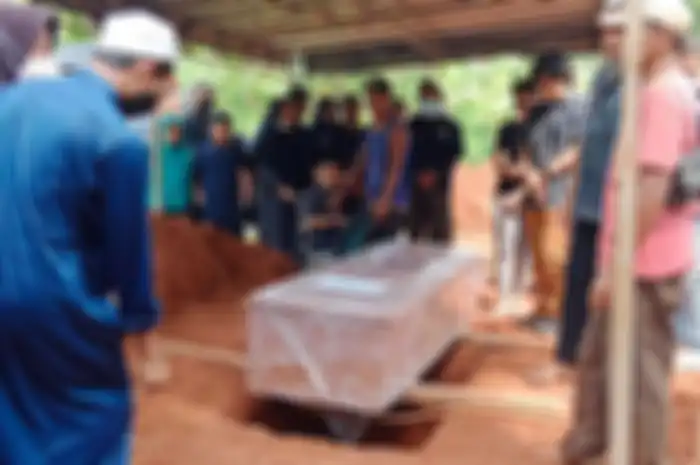 Eeng Saptahadi dimakamkan sesuai dengan standar pemulasaran jenazah Covid-19 di TPU Cipenjo, Kabupaten Bogor.