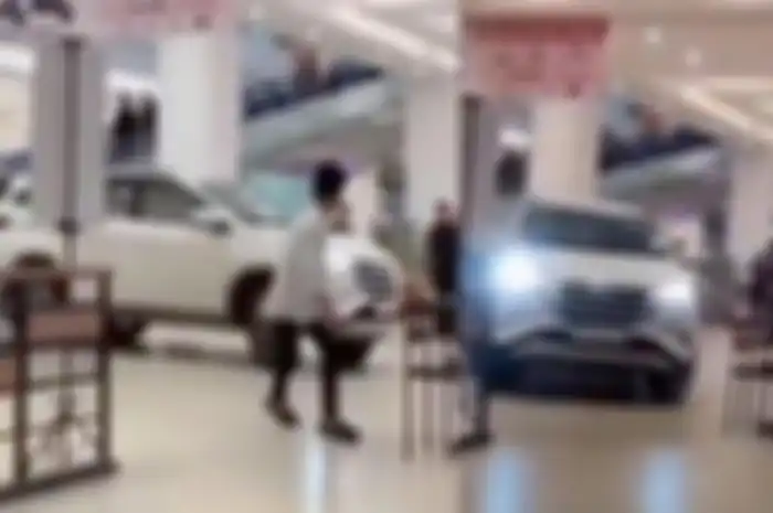 insiden pegawai honorer mengendarai mobil masuk mal. Beredar video viral di TikTok, insiden sebuah mobil menerobos masuk mal di Padang, sempat berputar sambil ngebut. 