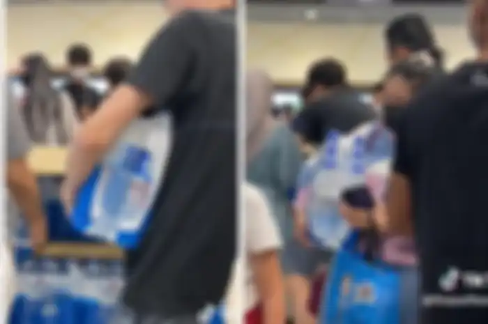 Kolase momen video viral di TikTok warga berbondong-bondong beli air mineral.  