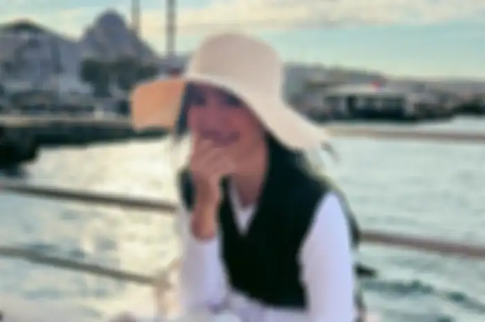 Outfit Febby Rastanty dengan floppy hat