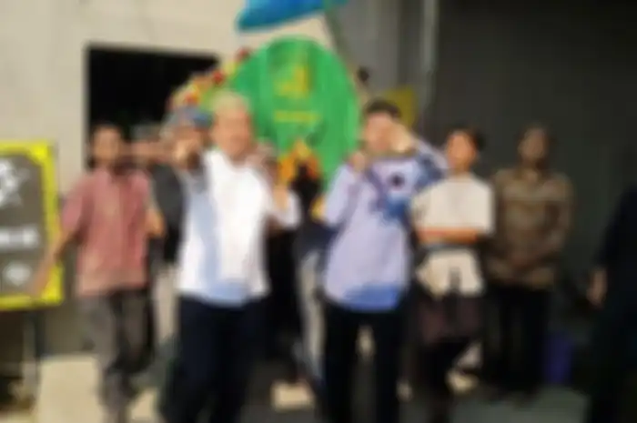 Anggota DPR RI dari Fraksi Golkar, Bambang Hermanto (baju putih) menangis saat menggotong keranda jenazah ibundanya, Casinih (62), Jumat (26/5/2023). Casinih dibunuh oleh pekerja di rumahnya, di Indramayu, Jawa Barat, Kamis (25/5/2023). 