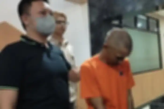 Aep Saepudin (50), seorang oknum guru ngaji di Garut yang merudapaksa 17 muridnya, saat dihadirkan dalam gelar perkara di Polres Garut, Polda Jabar, Kamis (1/6/2023).