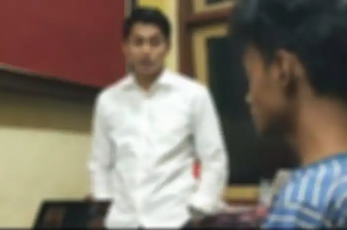 Kasat Reskrim Polres Bangkalan AKP Bangkit Dananjaya saat menginterogasi SS.