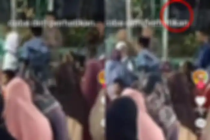Geger penampakan pocong di acara pelepasan jamaah haji di desa.