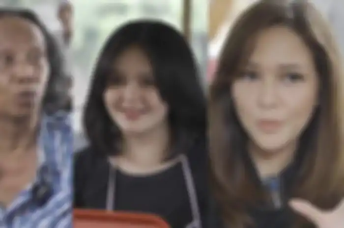 Momen Maia Estianty (kanan) syok ketika bertemu dengan Tia Septiana (tengah) putri Mandara (kiri)