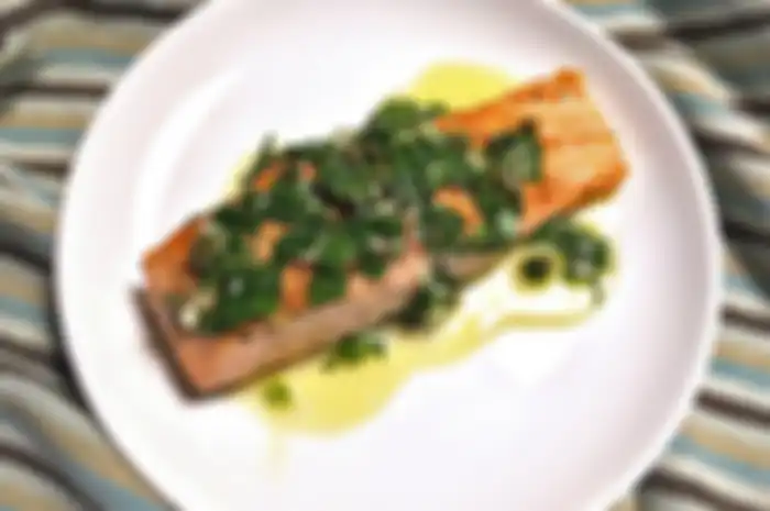 Ilustrasi salmon panggang saus lemon