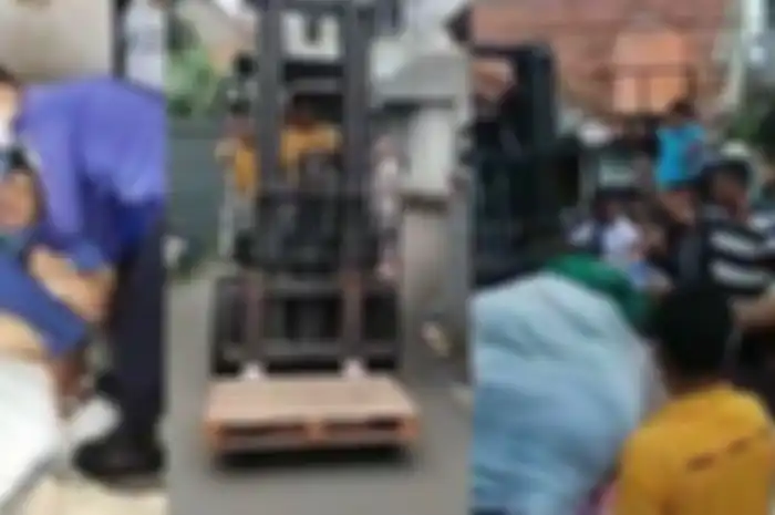 Proses evakuasi Muhammad Fajri, pria berbobot 300 kg