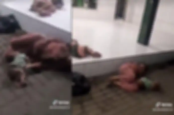 Dalam video tersebut terlihat seorang ibu tertidur pulas di pelataran masjid 