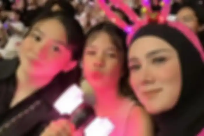Mulan Jameela nonton konser BLACKPINK bersama dua putrinya 