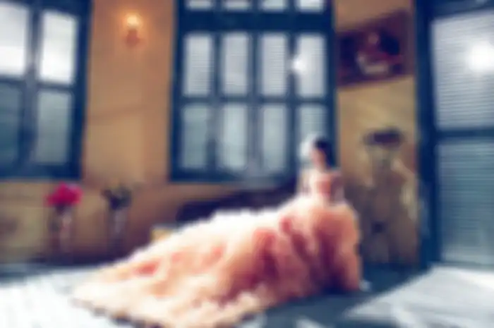 Meski ketahuan selingkuh, wanita viral di TikTok tersebut menjadi sorotan lantaran netizen salah fokus dengan gaun pengantin yang dikenakan.
