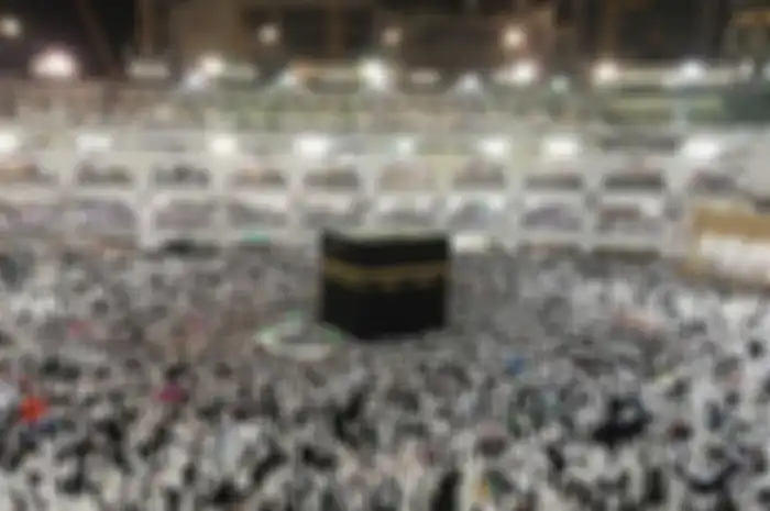 Umat Muslim sedang melaksanakan ibadah di Kabah Mekkah. 