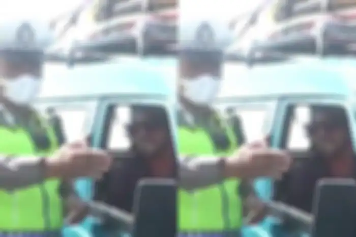 Polisi saat menilang warga negara Amerika, LBM (36), yang mengemudikan angkot di simpang Jalan Sunset Road - Jalan Imam Bonjol, Denpasar, Bali, pada Senin (12/6/2023).  
