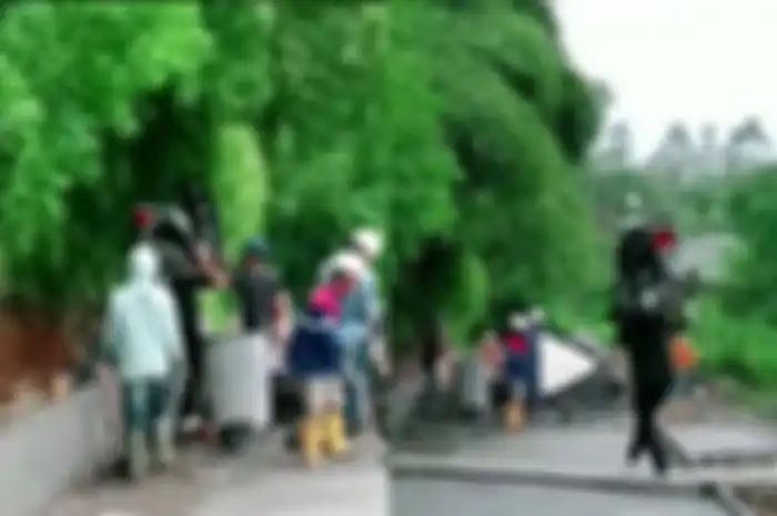 Aksi pemuda panggul sepeda motor lantaran tidak ingin merusak jalan yang dicor.